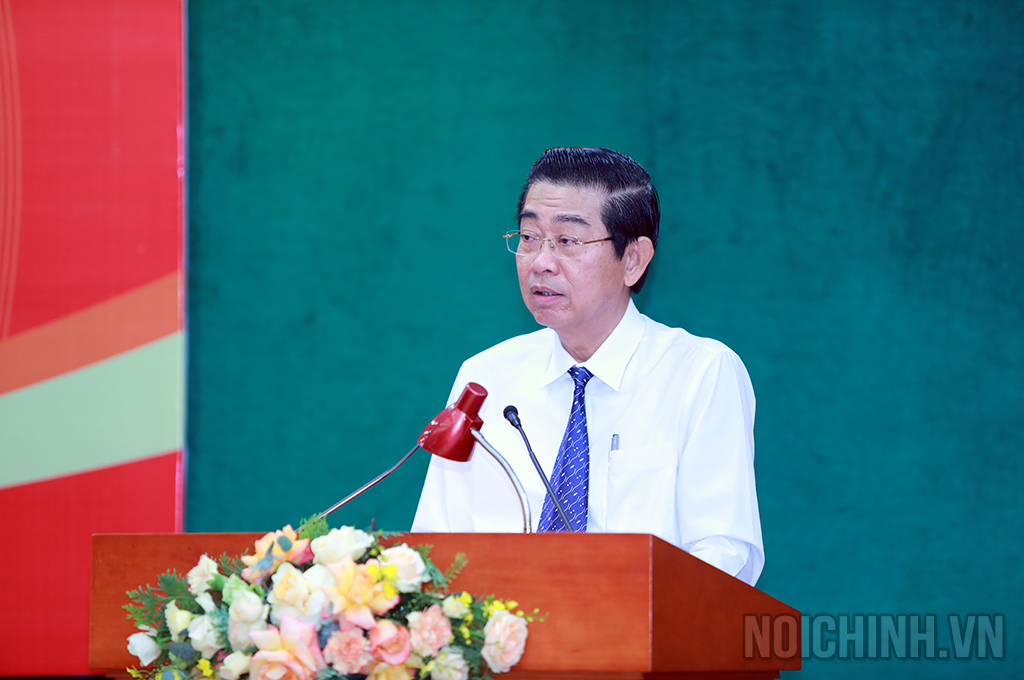 Đồng chí Võ Văn Dũng, Ủy viên Trung ương Đảng, Phó Trưởng Ban Thường trực, Bí thư Đảng ủy cơ quan Ban Nội chính Trung ương trình bày báo cáo tại Hội nghị