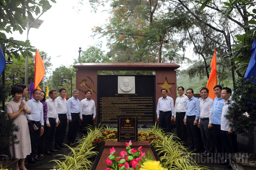 Đồng chí Phan Đình Trạc, Ủy viên Bộ Chính trị, Bí thư Trung ương Đảng, Trưởng Ban Nội chính Trung ương cùng Đoàn cán bộ dâng hương, viếng mộ cố Tổng Bí thư Lê Hồng Phong