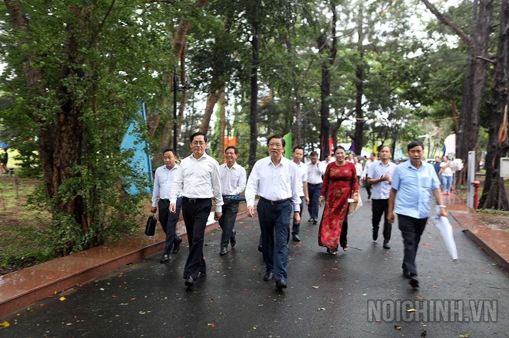 Đồng chí Phan Đình Trạc, Ủy viên Bộ Chính trị, Bí thư Trung ương Đảng, Trưởng Ban Nội chính Trung ương cùng Đoàn cán bộ tại Nghĩa Trang Hàng Dương