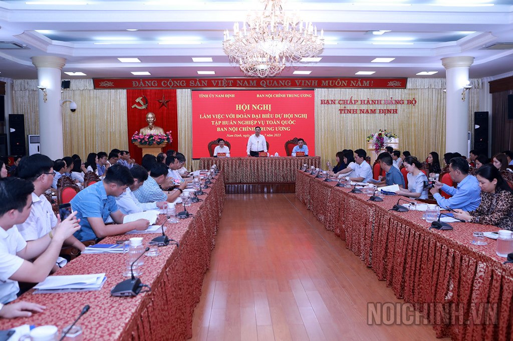 Quang cảnh buổi làm việc