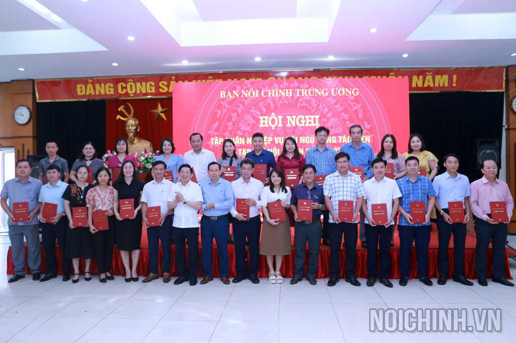 Đồng chí Đặng Văn Dũng, Phó Trưởng Ban Nội chính Trung ương và đồng chí Đàm Văn Lợi, Tổng Biên tập Tạp chí Nội chínhtrao chứng nhận tham gia lớp tập huấn