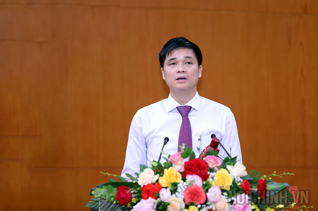 Đồng chí Ngọ Duy Hiểu, Phó Chủ tịch Tổng Liên đoàn Lao động Việt Nam, Chủ tịch Công đoàn viên chức Việt Nam phát biểu tại Đại hội