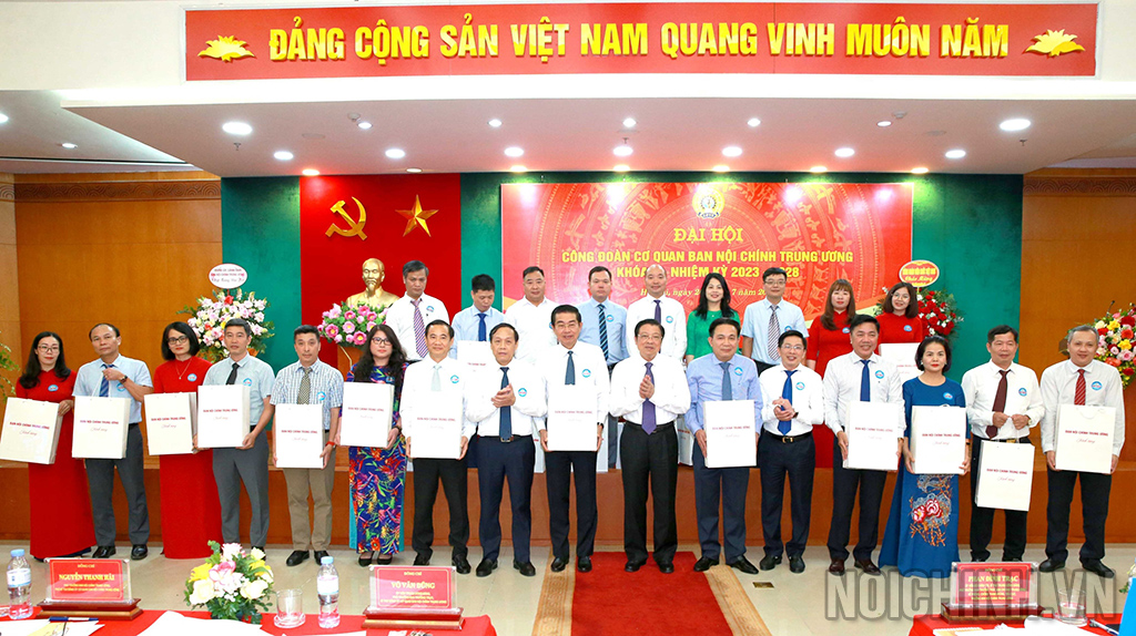 Lãnh đạo Ban Nội chính Trung ương tặng quà các cán bộ là con gia đình Liệt sĩ, thương binh nhân dịp 76 năm Ngày Thương binh - Liệt sĩ (27/7/1947-27/7/2023) đang công tác tại Ban Nội chính Trung ương