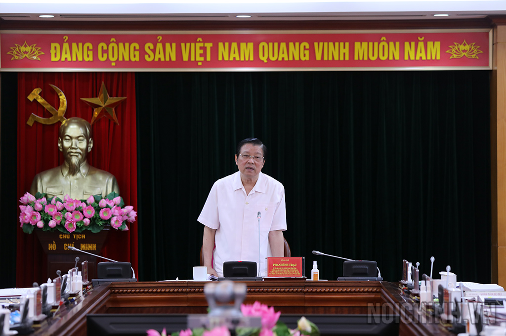 Đồng chí Phan Đình Trạc, Ủy viên Bộ Chính trị, Bí thư Trung ương Đảng, Trưởng Ban Nội chính Trung ương phát biểu tại Hội nghị