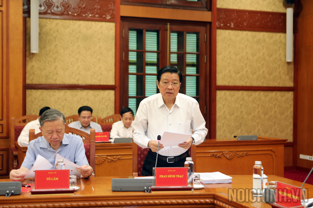 Đồng chí Phan Đình Trạc, Ủy viên Bộ Chính trị, Bí thư Trung ương Đảng, Trưởng Ban Nội chính Trung ương, Phó Trưởng ban Thường trực Ban Chỉ đạo Trung ương về phòng, chống tham nhũng, tiêu cực trình bày báo cáo tại Phiên họp