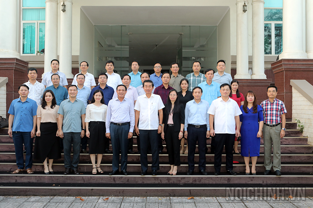 Đồng chí Võ Văn Dũng, Ủy viên Trung ương Đảng, Phó Trưởng ban Thường trực và đồng chí Nguyễn Thanh Hải, Phó Trưởng Ban Nội chính Trung ương và thành viên Đoàn công tác chụp ảnh lưu niệm với cán bộ, công chức Ban Nội chính Tỉnh ủy Thái Nguyên