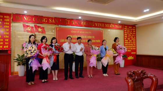 Đồng chí Phan Đình Trạc, Ủy viên Bộ Chính trị, Bí thư Trung ương Đảng, Trưởng Ban Nội chính Trung ương và đồng chí Nguyễn Mạnh Cường, Ủy viên Trung ương Đảng, Bí thư Tỉnh ủy Bình Phước tặng hoa chúc mừng các đồng chí nữ tham gia Ban thường vụ Tỉnh ủy Bình Phước nhân Ngày Phụ nữ Việt Nam 20/10