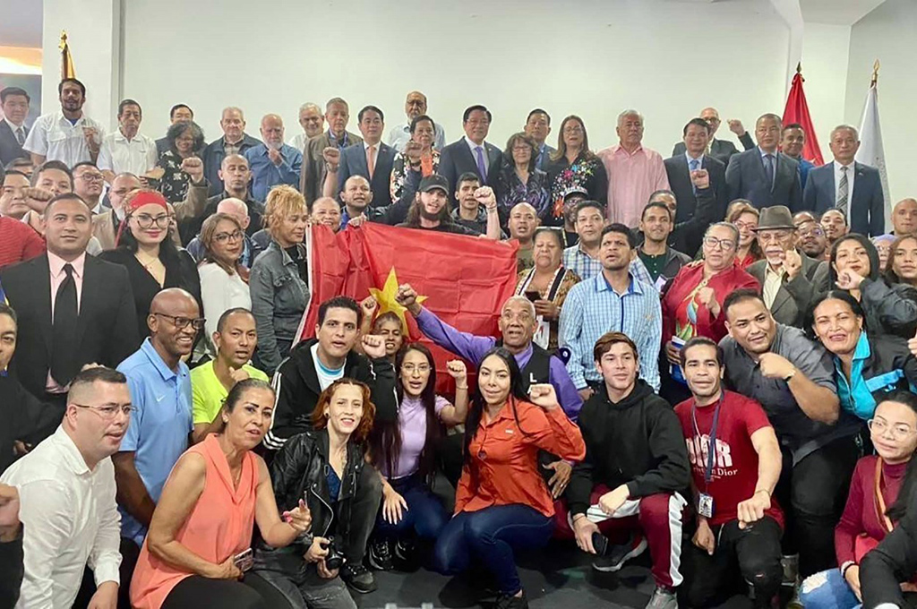 Đồng chí Phan Đình Trạc gặp gỡ tập thể giáo viên, học viên Venezuela, quốc tế; đại diện lãnh đạo PSUV, Bộ Ngoại giao, Nhóm Nghị sĩ Hữu nghị Venezuela-Việt Nam