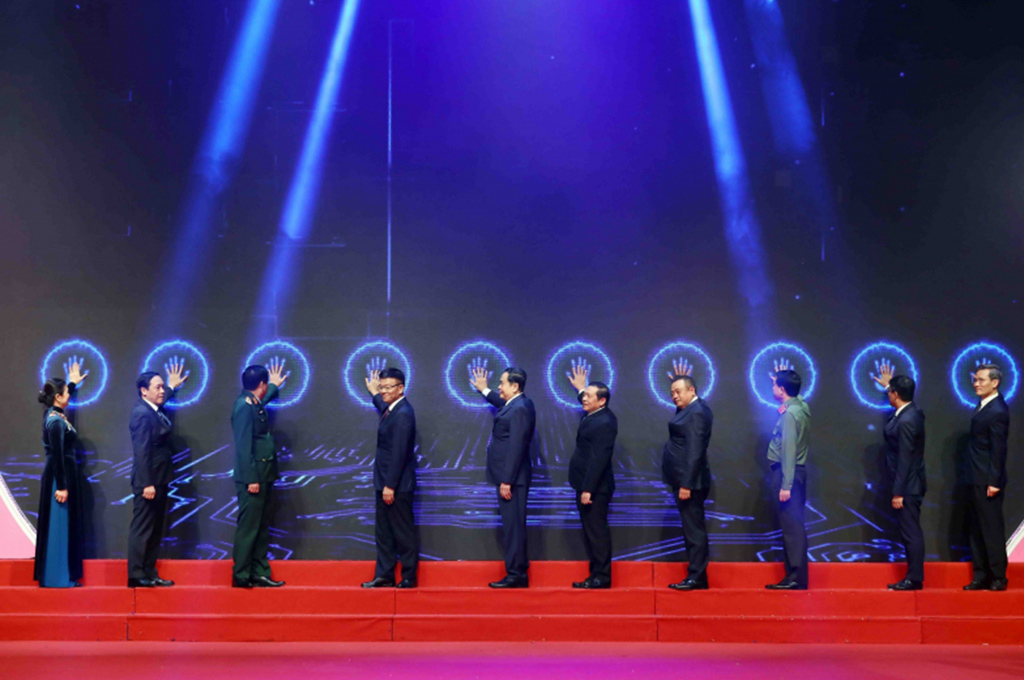 Các đại biểu tham dự buổi Lễ ấn nút phát động Cuộc thi trực tuyến 