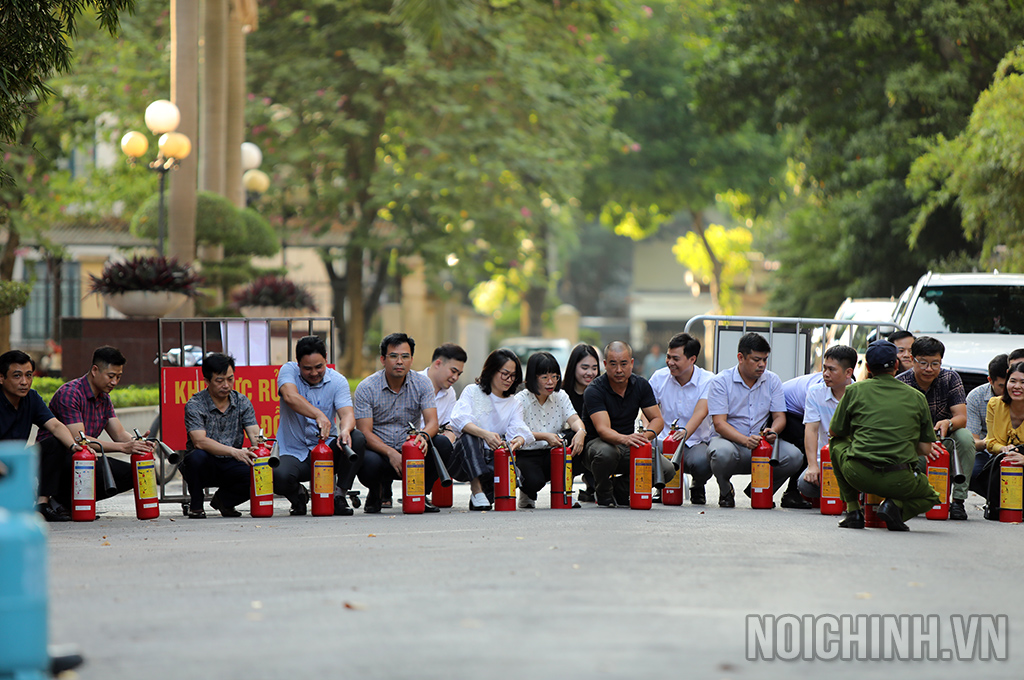 Các giảng viên Trường Đại học phòng cháy và chữa cháy, Bộ Công an hướng dẫn phần thực hành