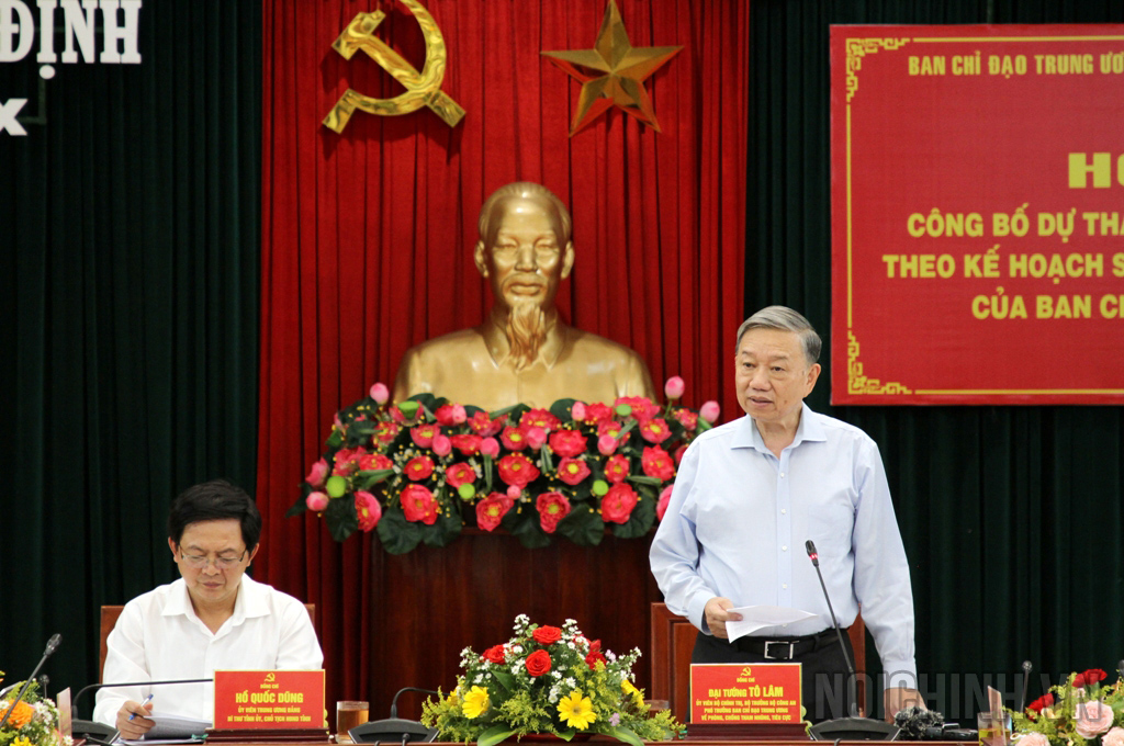 Đồng chí Đại tướng Tô Lâm, Ủy viên Bộ Chính trị, Bộ trưởng Bộ Công an, Phó Trưởng Ban Chỉ đạo Trung ương về phòng, chống tham nhũng, tiêu cực, Trưởng đoàn kiểm tra phát biểu tại Hội nghị