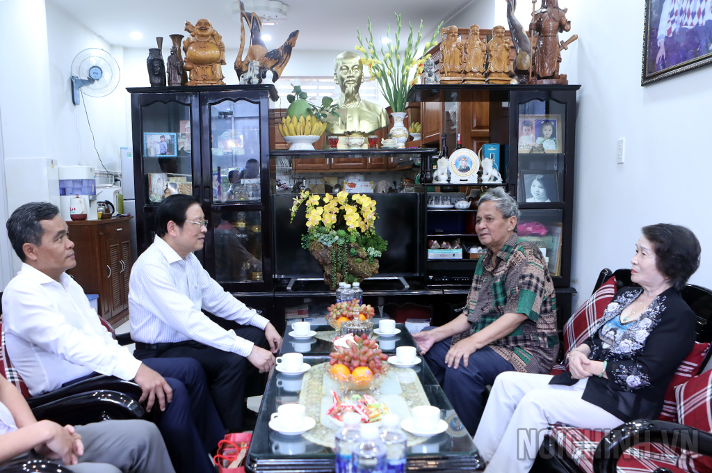 Đồng chí Phan Đình Trạc, Ủy viên Bộ Chính trị, Bí thư Trung ương Đảng, Trưởng Ban Nội chính Trung ương thăm và tặng quà gia đình thương binh Trần Thị Ánh Hừng, trú tại phường Diên Hồng, thành phố Pleiku