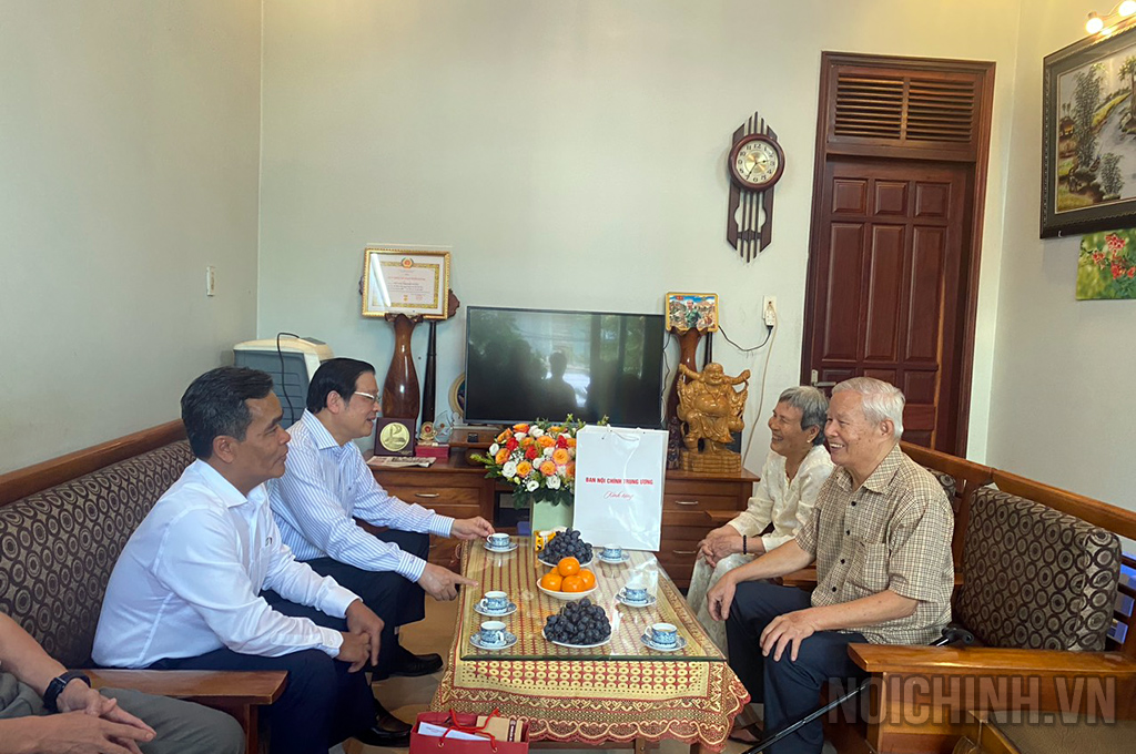 Đồng chí Phan Đình Trạc, Ủy viên Bộ Chính trị, Bí thư Trung ương Đảng, Trưởng Ban Nội chính Trung ương thăm hỏi gia đình thương binh Võ Nhỏ, số nhà 71 Lý Thái Tổ, phường Yên Đỗ, thành phố Pleiku
