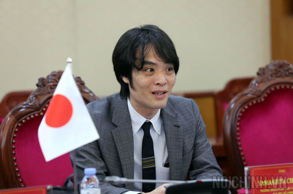 Ông Yamashita Chigiru, Trưởng nhóm Pháp luật và Tư pháp, Ban Quản trị, Phòng Quản trị Xây dựng hòa bình, JICA, Trưởng Đoàn Công tác phát biểu tại buổi làm việc