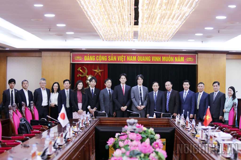 Đồng chí Nguyễn Thanh Hải, Phó Trưởng Ban Nội chính Trung ương và Ông Yamashita Chigir chụp ảnh lưu niệm với các đại biểu