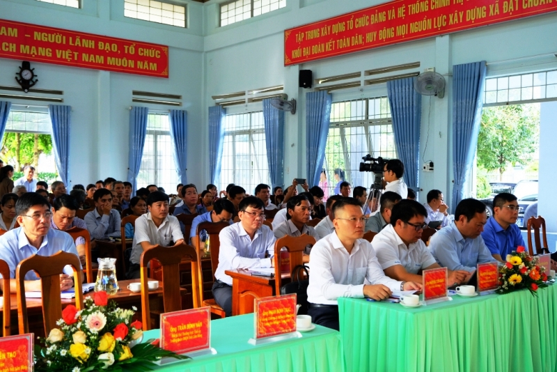 Các đại biểu tại buổi tiếp xúc cử tri