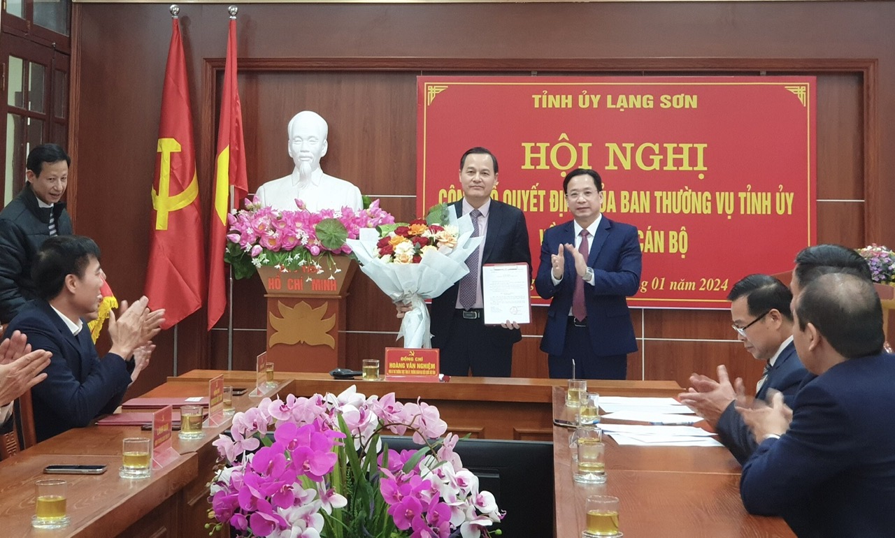  Đồng chí Hoàng Văn Nghiệm, Phó Bí thư Thường trực Tỉnh ủy, Trưởng đoàn đại biểu Quốc hội tỉnh trao quyết định, tặng hoa chúc mừng đồng chí Phùng Quang Hội