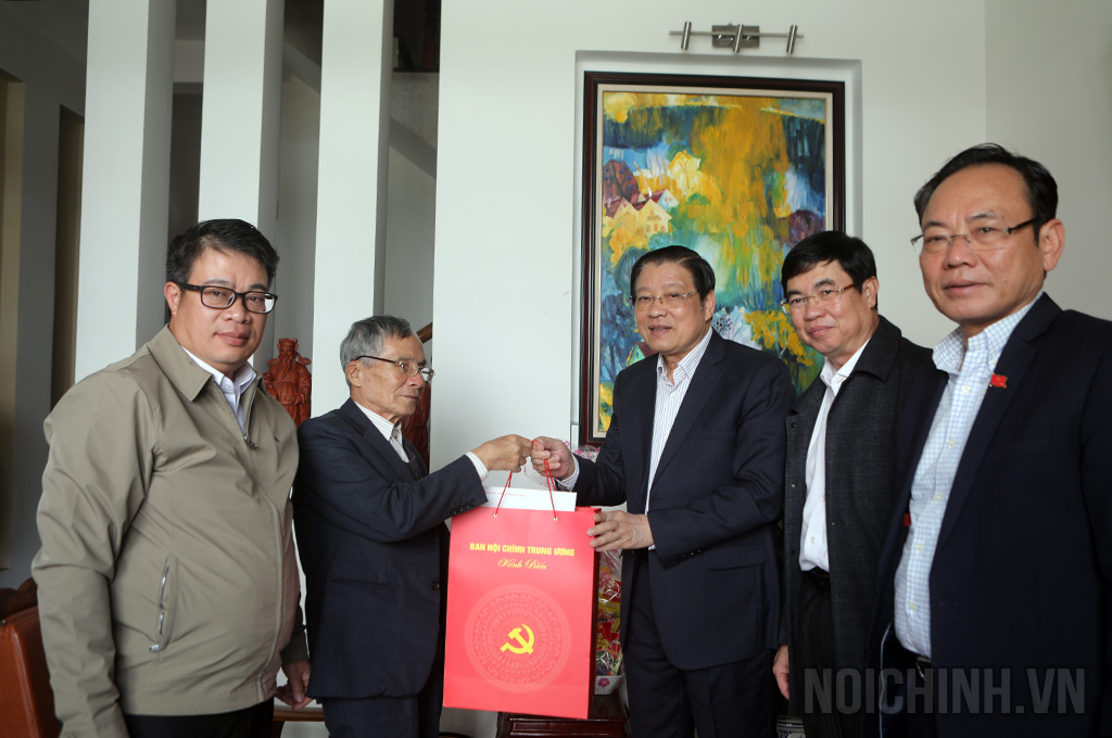 Đồng chí Phan Đình Trạc, Ủy viên Bộ Chính trị, Bí thư Trung ương Đảng, Trưởng Ban Nội chính Trung ương tặng quà cho gia đình thương binh Vũ Văn Hanh, thành phố Đà Lạt, tỉnh Lâm Đồng