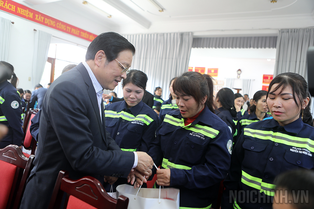 Đồng chí Phan Đình Trạc, Ủy viên Bộ Chính trị, Bí thư Trung ương Đảng, Trưởng Ban Nội chính Trung ương trao quà tặng Công nhân Công ty cổ phần dịch vụ đô thị Đà Lạt, tỉnh Lâm Đồng