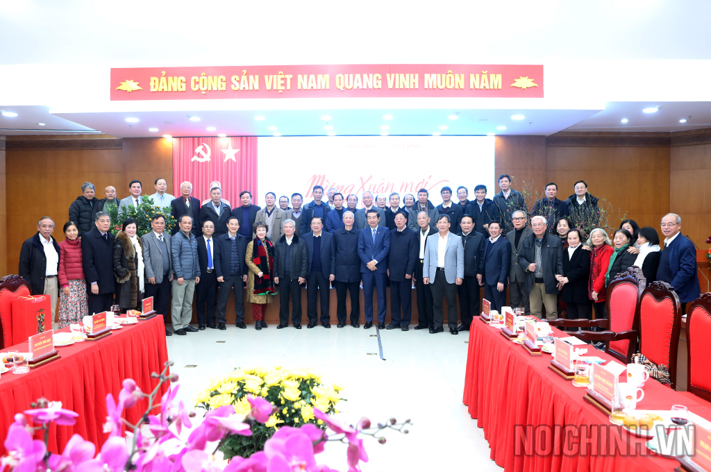 Lãnh đạo Ban Nội chính Trung ương chụp ảnh lưu niệm, chúc mừng cán bộ hưu trí của Ban Nội chính Trung ương nhân dịp Xuân Giáp Thìn 2024