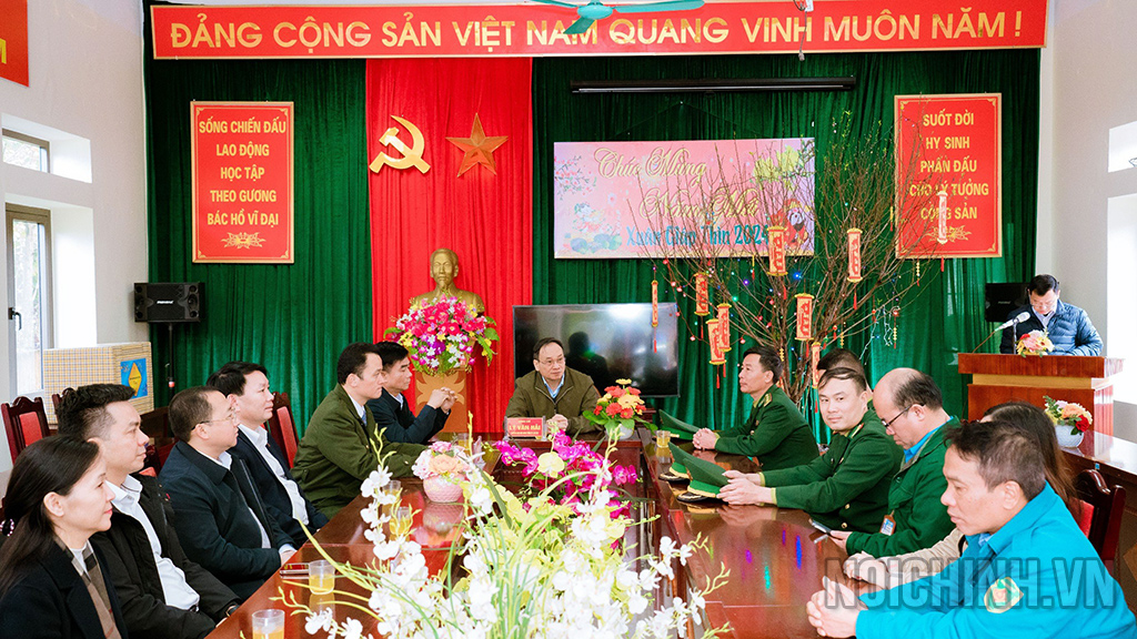 Đồng chí Lý Văn Hải, Trưởng ban Nội chính Tỉnh ủy và đoàn công tác thăm chúc tết Đồn biên phòng Pha Long, huyện Mường khương, tỉnh Lào Cai