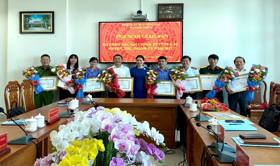 Đồng chí Trần Thị Bạch Huệ, Phó Trưởng Ban Nội chính Tỉnh ủy trao Giấy khen tặng các cá nhân có thành tích