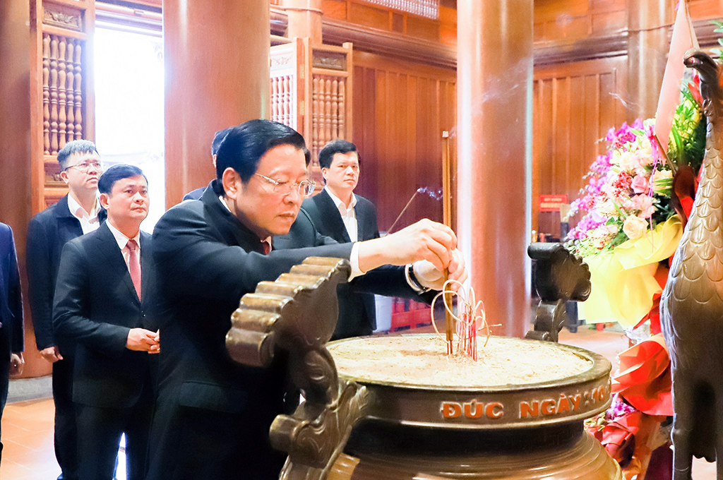 Đồng chí Phan Đình Trạc, Ủy viên Bộ Chính trị, Bí thư Trung ương Đảng, Trưởng Ban Nội chính Trung ương dâng hương tưởng niệm Chủ tịch Hồ Chí Minh