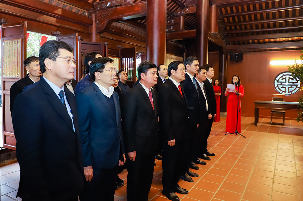 Đồng chí Phan Đình Trạc, Ủy viên Bộ chính trị, Bí thư Trung ương Đảng, Trưởng Ban Nội chính Trung ương cùng đoàn đại biểu đã về dâng hương tại Di tích quốc gia Khu lưu niệm Tổng Bí thư Lê Hồng Phong ở xã Hưng Thông, huyện Hưng Nguyên, tỉnh Nghệ An