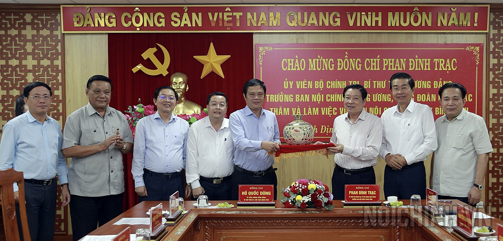 Đồng chí Phan Đình Trạc, Ủy viên Bộ Chính trị, Bí thư Trung ương Đảng, Trưởng Ban Nội chính Trung ương trao quà tặng cán bộ, công chức Ban Nội chính Tỉnh ủy Bình Định