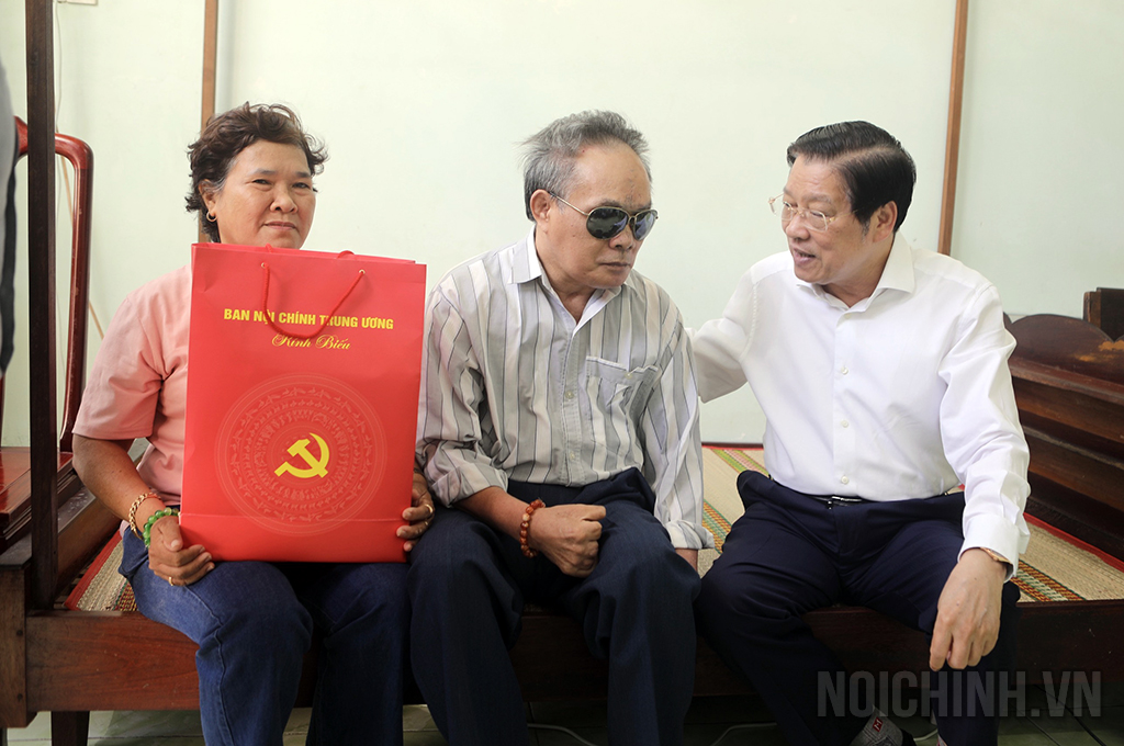Đồng chí Phan Đình Trạc, Ủy viên Bộ Chính trị, Bí thư Trung ương Đảng, Trưởng Ban Nội chính Trung ương t tặngao quà  tặng gia đình thương binh Nguyễn Đình Thu (thương tật 95%) trú tại Phường Thanh Sơn, thành phố Phan Rang - Tháp Chàm, tỉnh Ninh Thuận