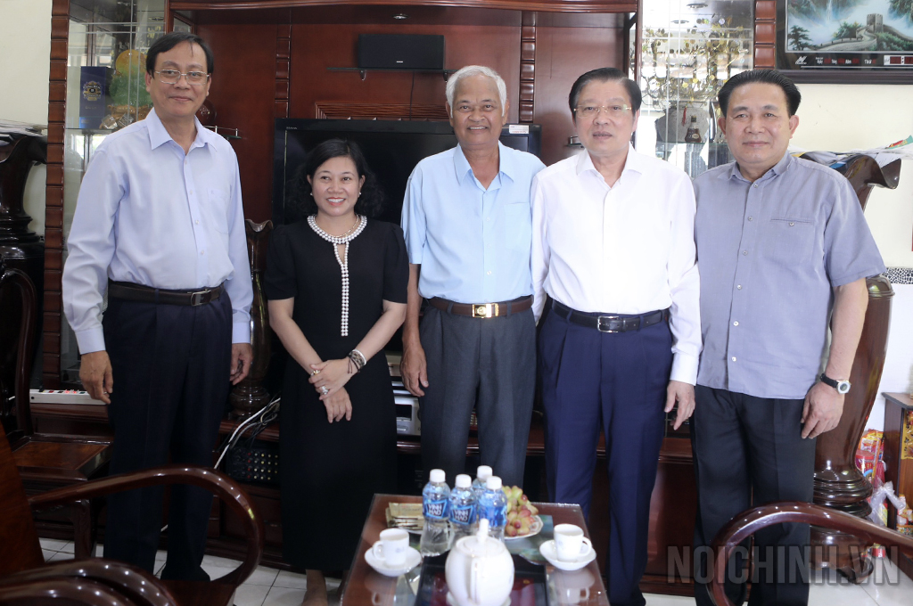 Đồng chí Phan Đình Trạc, Ủy viên Bộ Chính trị, Bí thư Trung ương Đảng, Trưởng Ban và đồng chí Nguyễn Văn Yên, Phó Trưởng Ban Nội chính Trung ương thăm gia đình đồng chí Trương Xuân Thìn, nguyên Bí thư Tỉnh ủy Ninh Thuận 