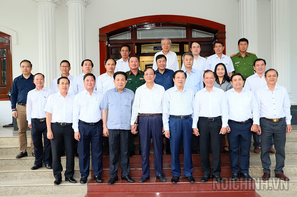 Đoàn công tác chụp ảnh lưu niệm với Ban Thường vụ Tỉnh uỷ Ninh Thuận