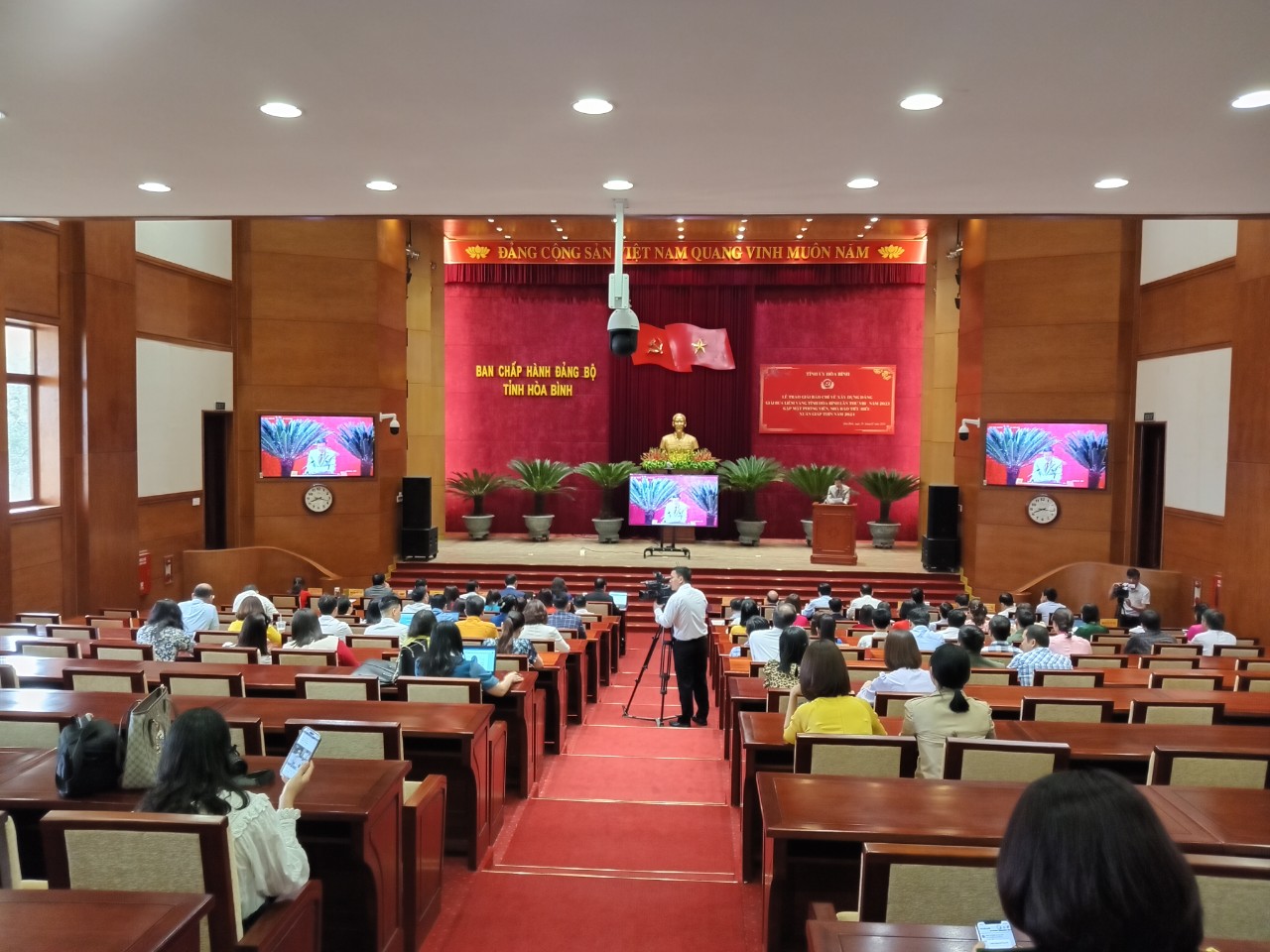 Quang cảnh buổi gặp mặt phóng viên, nhà báo tiêu biểu xuân Giáp Thìn và tổng kết, trao giải báo chí về xây dựng Đảng (Giải Búa liềm vàng) tỉnh Hòa Bình