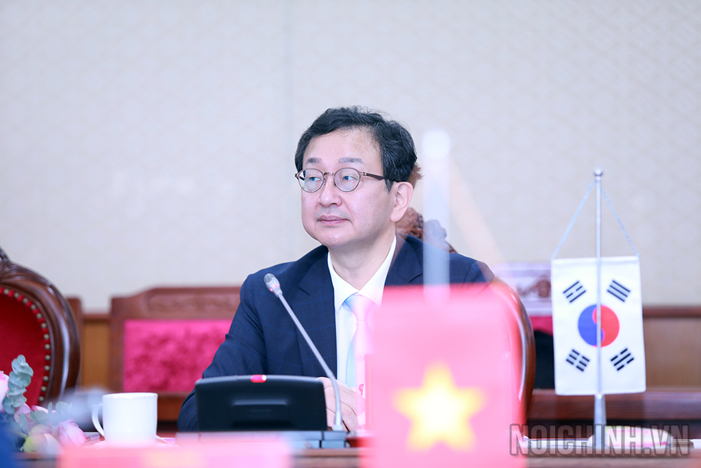 Ông Jeong Seung-yoon, Phó Chủ tịch kiêm Tổng thư ký Ủy ban Chống tham nhũng và Quyền công dân Hàn Quốc phát biểu tại Hội đàm