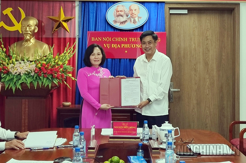 Đồng chí Nguyễn Hữu Đông, Ủy viên Trung ương Đảng, Phó Trưởng&nbsp;Ban Nội chính&nbsp;Trung ương trao Quyết định, chúc mừng đồng chí Phan Thị Hồng, Phó Vụ trưởng Vụ Địa phương III