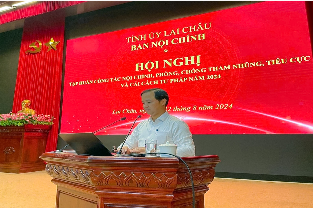 Tiến sỹ Nguyễn Xuân Trường, Vụ trưởng Vụ địa phương I, Ban Nội chính Trung ương truyền đạt các chuyên đề tại Hội nghị