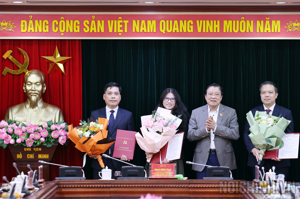 Đồng chí Phan Đình Trạc, Ủy viên Bộ Chính trị, Bí thư Trung ương Đảng, Trưởng Ban Nội chính Trung ương trao Quyết định cho các đồng chí được bổ nhiệmĐồng chí Phan Đình Trạc, Ủy viên Bộ Chính trị, Bí thư Trung ương Đảng, Trưởng Ban Nội chính Trung ương trao Quyết định và tặng hoa chúc mừng các đồng chí được bổ nhiệm
