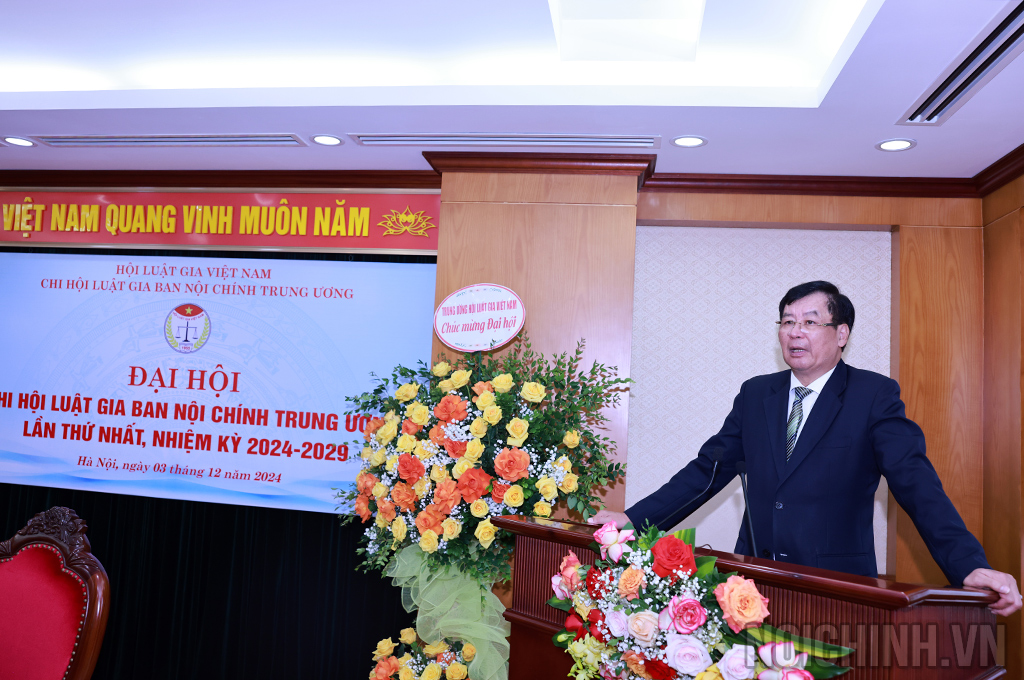 Đồng chí TS. Trần Công Phàn, Phó Bí thư đảng đoàn, Phó Chủ tịch, Tổng thư ký Hội Luật gia Việt Nam phát biểu tại Đại hội