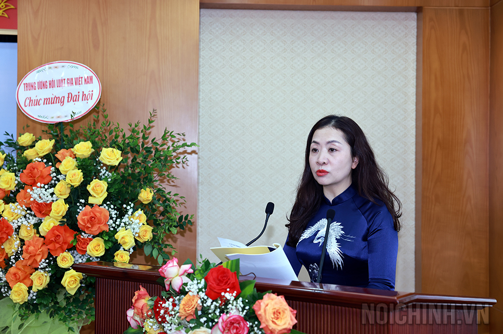 Luật gia Trần Thị Thu Hằng, Ủy viên Ban Chấp hành, Phó Chi Hội trưởng lâm thời Chi hội Luật gia Ban Nội chính Trung ương trình bày báo cáo 