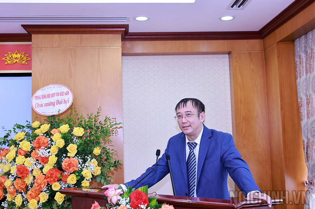 Luật gia Mai Xuân Bình trình bày tham luận tại Đại hội