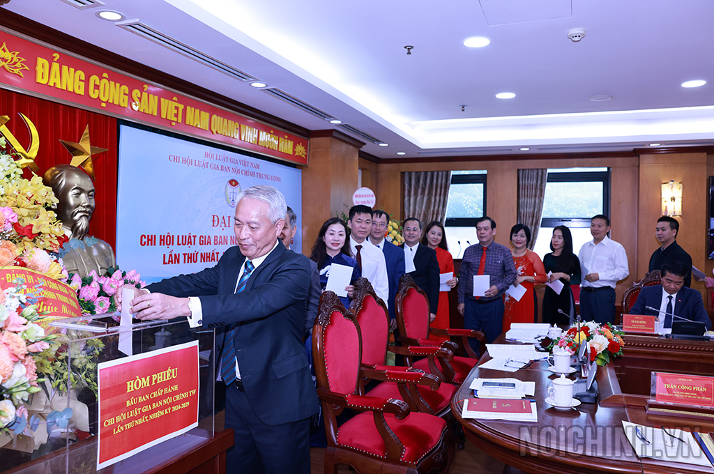 Đại biểu bỏ phiếu bầu Ban Chấp hành Chi hội Luật gia Ban Nội chính Trung ương nhiệm kỳ 2024-2029