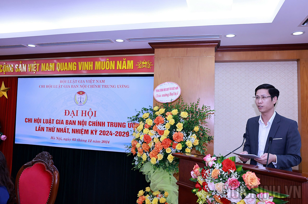 Luật gia Mai Xuân Ba trình bày tham luận 