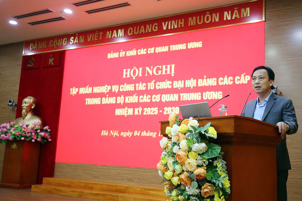 Đồng chí Lại Xuân Lâm, Phó Bí thư Thường trực điều hành hoạt động của Đảng ủy Khối phát biểu tại Hội nghị