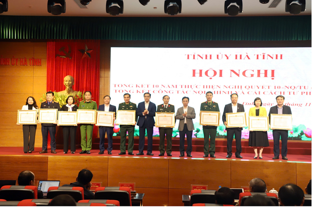 Các đồng chí Thường trực Tỉnh ủy trao Bằng khen cho các tập thể, cá nhân