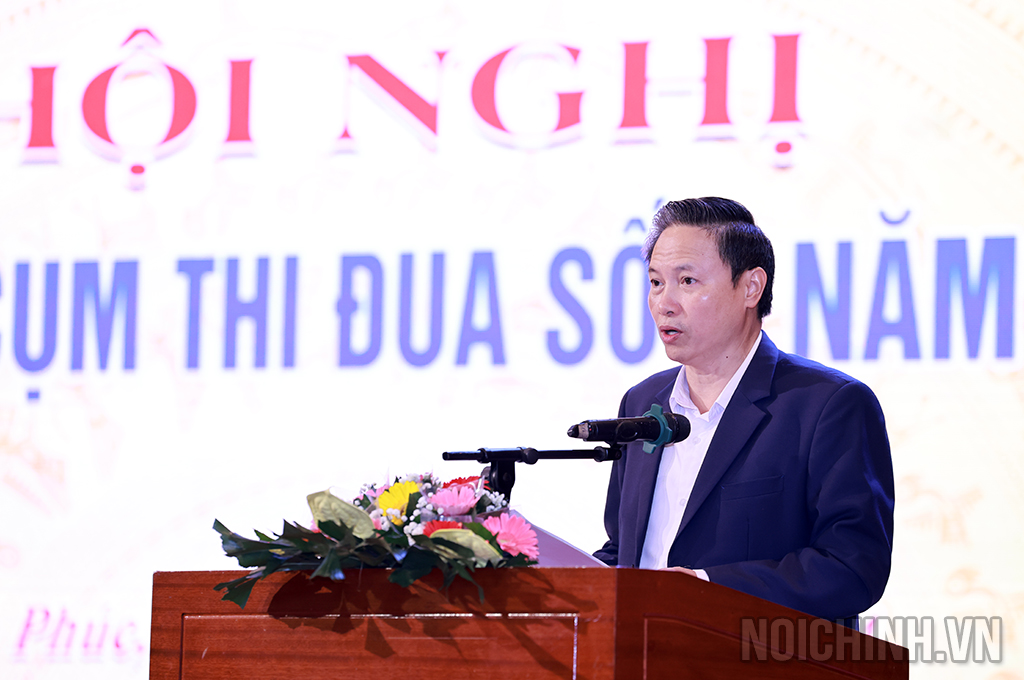 Đồng chí Đặng Bá Cường, Ủy viên Ban Thường vụ, Trưởng Ban Nội chính Thành ủy Hải Phòng, Cụm trưởng Cụm thi đua số 2 trình bày báo cáo tại Hội nghị