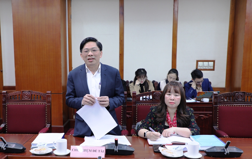 Đồng chí Đặng Văn Dũng, Phó Trưởng Ban Nội chính Trung ương, Chủ nhiệm Đề tài trình bày báo cáo tóm tắt kết quả nghiên cứu