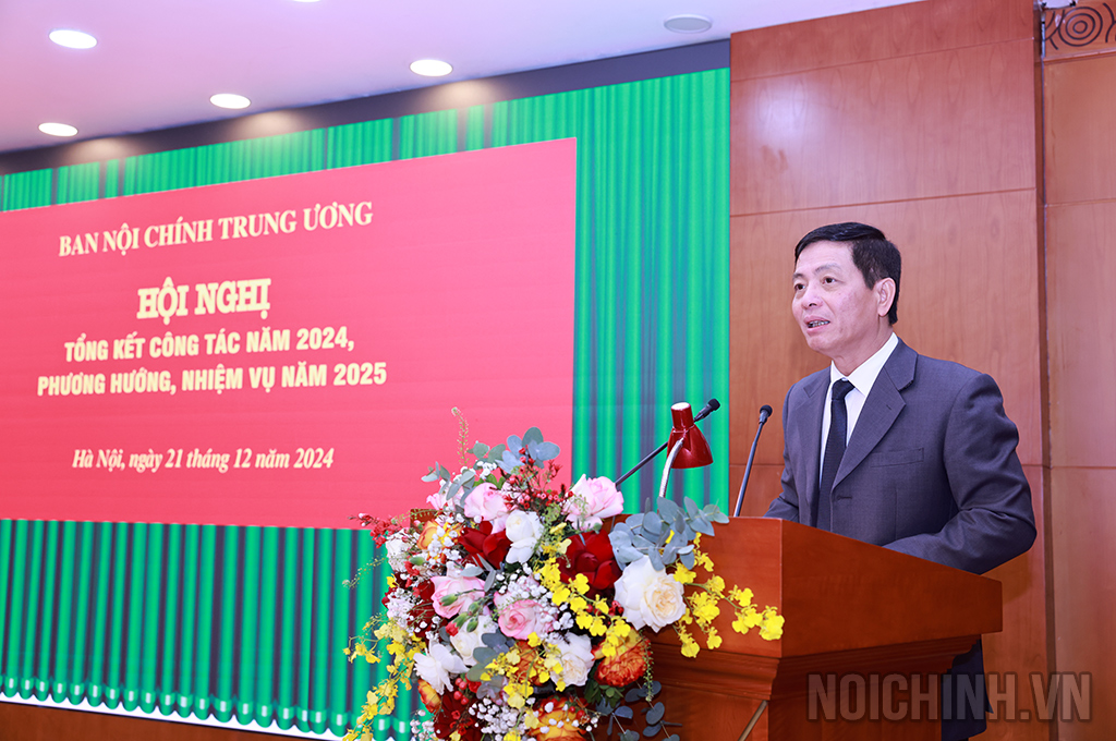 Đồng chí Nguyễn Đại Nghĩa, Vụ trưởng Vụ Tổ chức cán bộ công bố các danh hiệu khen thưởng 