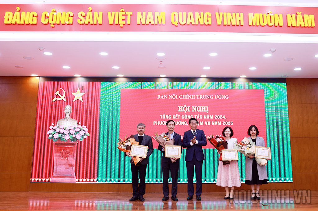 Đồng chí Võ Văn Dũng, Ủy viên Trung ương Đảng, Phó Trưởng ban Thường trực trao tặng các tập thể đạt danh hiệu tập thể lao động xuất sắc