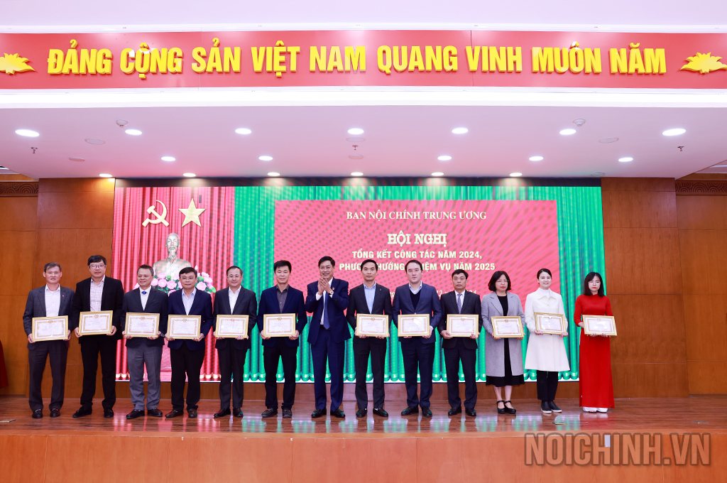 Đồng chí Nguyễn Hữu Đông, Ủy viên Trung ương Đảng, Phó Trưởng Ban trao tặng danh hiệu Chiến sỹ thi đua cơ sở