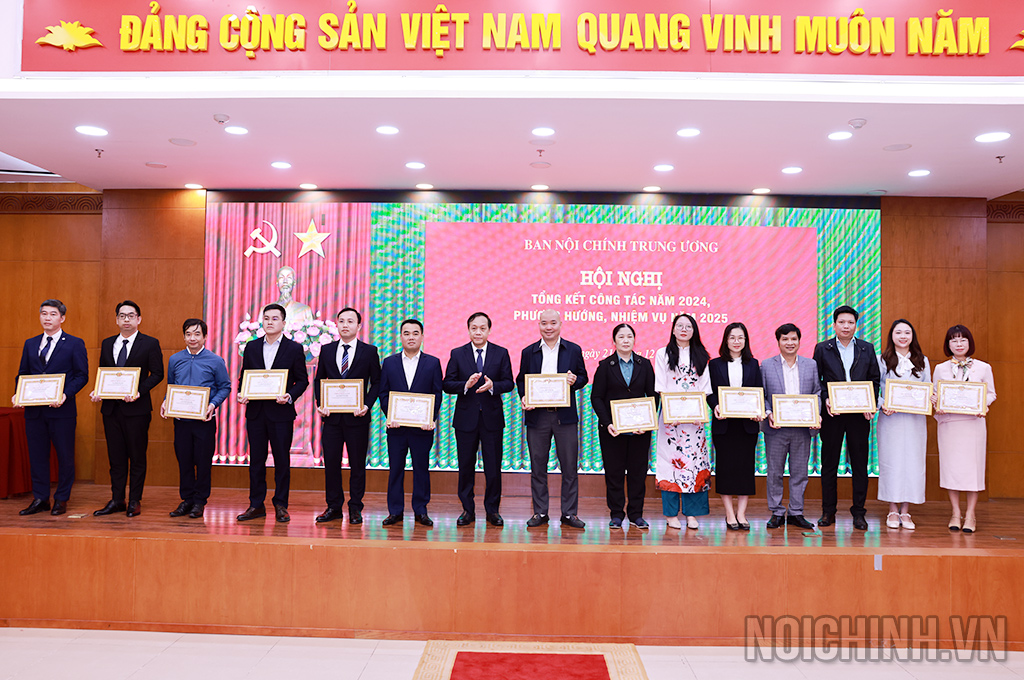 Đồng chí Nguyễn Thanh Hải, Phó Trưởng Ban trao tặng danh hiệu Chiến sỹ thi đua cơ sở